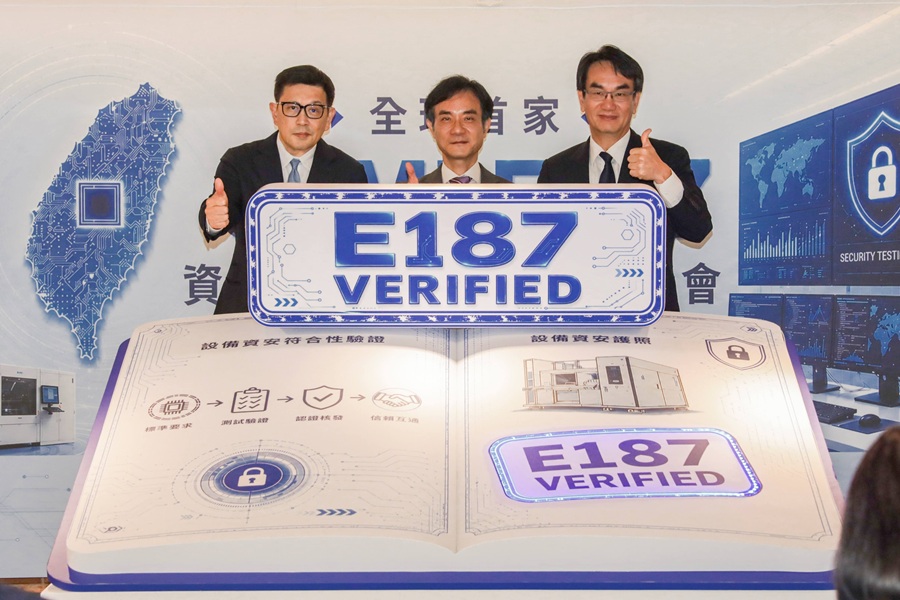 資策會正式啟用全球首家SEMI E187資安檢測實驗室，由資策會董事長黃仲銘（中）、數發部部長林宜敬（右）、SEMI全球行銷長暨臺灣區總裁曹世綸（左）進行啟動儀式。