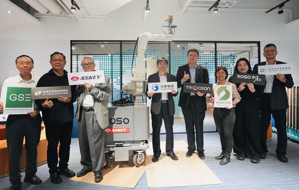 圖一 : 自走式5G專網平台智慧營建計畫團隊代表趙建銘建築師(左二)、亞旭副總經理劉均敬(左三)、中華電信李俊煌處長(左四)、上鋌營造董事長徐正哲(右四)、達甲大學盛郁庭副教授(右二)合影。