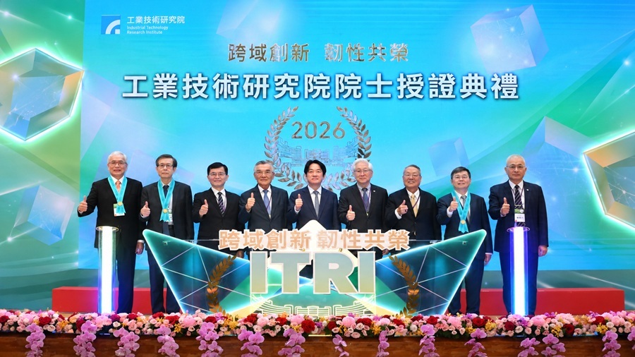 工研院舉辦第15屆院士授證典禮，三位新任院士正式獲頒殊榮。圖左起為臺北榮民總醫院院長陳威明、台積公司執行副總經理暨共同營運長秦永沛、經濟部次長何晉滄、總統府資政林信義、總統賴清德、工研院董事長吳政忠、宏碁集團創辦人施振榮、瑞昱半導體董事長邱順建、工研院院長張培仁合影。