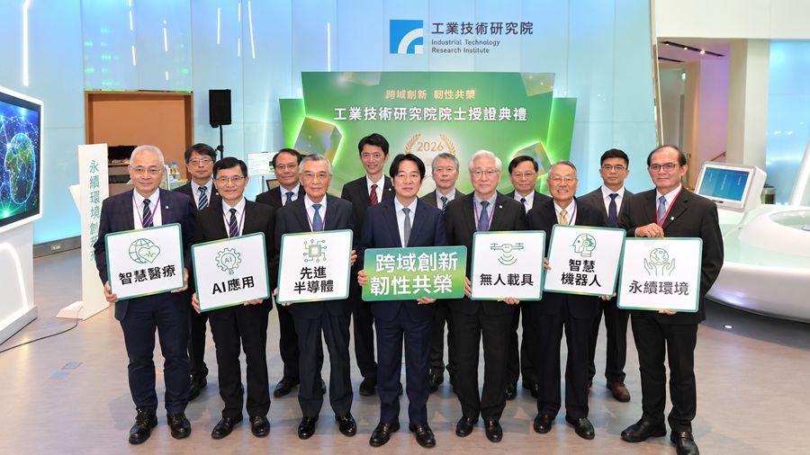 總統賴清德蒞臨「價值創新 ITRI前行」特展，了解跨域創新技術。圖前排左起為工研院院長張培仁、經濟部次長何晉滄、總統府資政林信義、總統賴清德、工研院董事長吳政忠、宏碁集團創辦人施振榮、工研院副院長胡竹生合影。