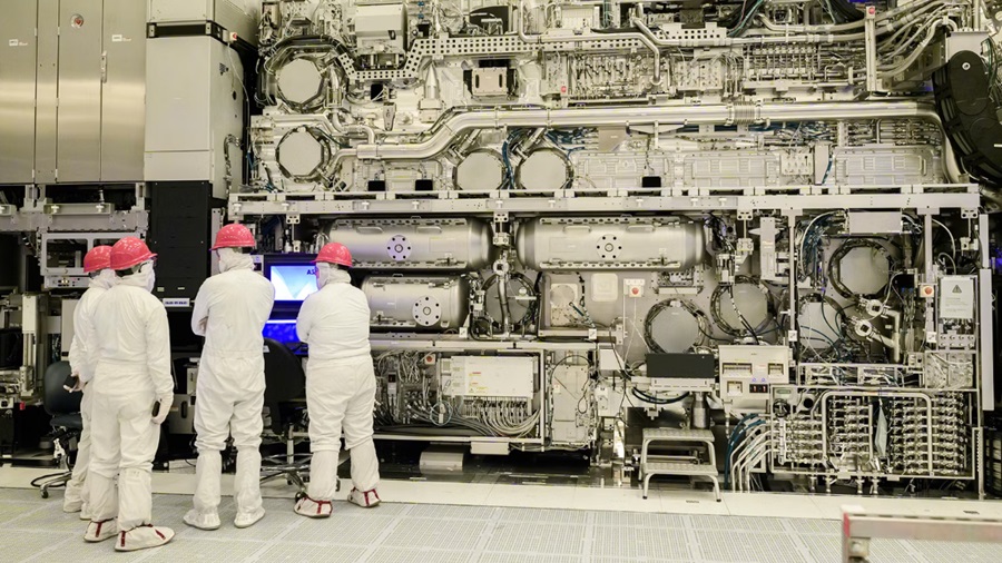英特爾晶圓代工與 ASML 持續推進 High-NA EUV 量產應用，累計已應用於超過 100 萬片晶圓。