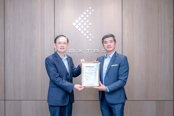 DEKRA德凱董事總經理李俊儀（左）頒發予以鴻華先進總經理陳清亞(右) ISO/SAE 21434 與 ISO 24089 雙證書。