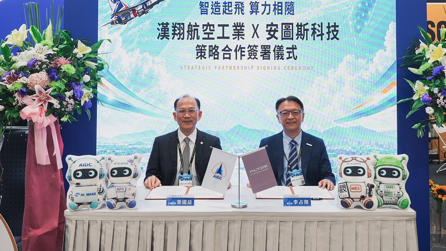 漢翔航空工業副總經理曾國益(左)、安圖斯科技執行長李占傑(右)