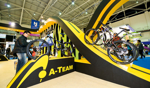 Twin cycling titans Giant and Merida have joined hands in an endeavor seeking to upgrade Taiwan’s cycling industry by integrating its entire production chain. The photo shows the 2014 Taipei International Cycle Show, an event attended by buyers from around the world.