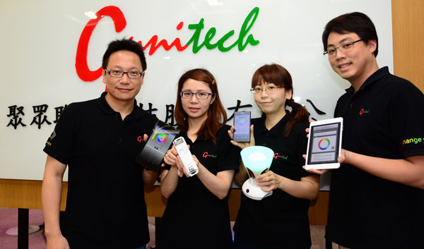 Ray Shiu(L), Bernie Chou(R) and their young staff