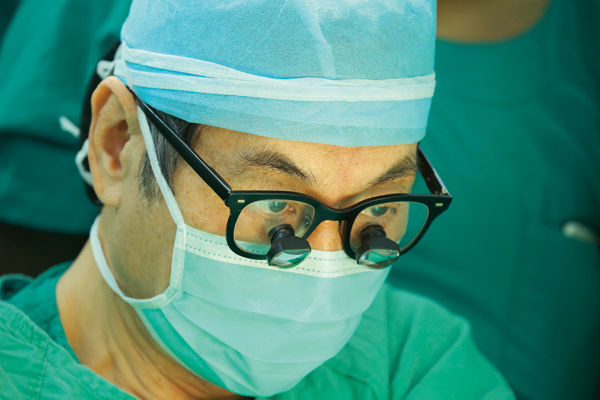 Dr. Wei Fu-chan, Taiwan’s “maestro” of reconstructive microsurgery, trains foreign surgeons in his vascularized fibula flap transplant technique.
