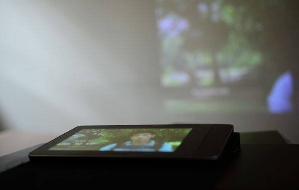 Projector Pad P70 結合投影機和平板電腦，無論是在平板電腦上還是在雲端的高解析內容，都可以一鍵觸摸立即投射出令人驚喜的細節。