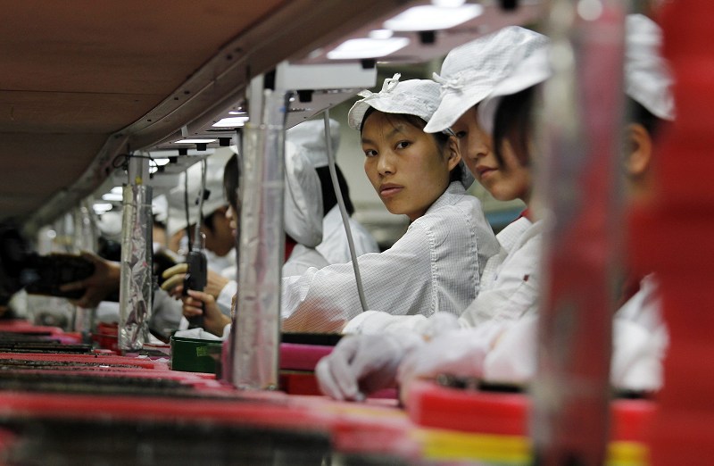多數精密且工序繁複的製程，仍需倚靠人的雙手進行，因此無人的全面自動化願景然能實現，中國大陸的人力生產線仍有其存在價值。 (Source: 南方早報)