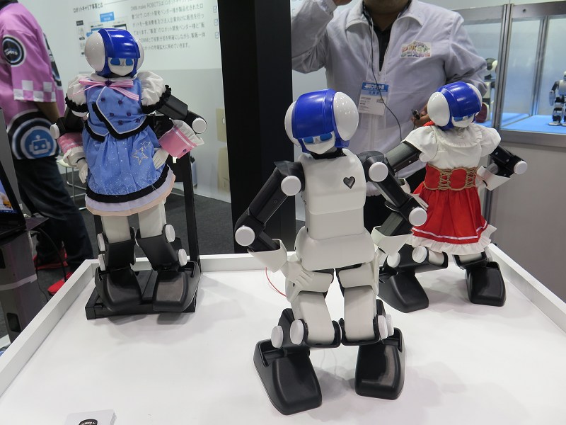 打扮成女傭跳舞的偶像機器人