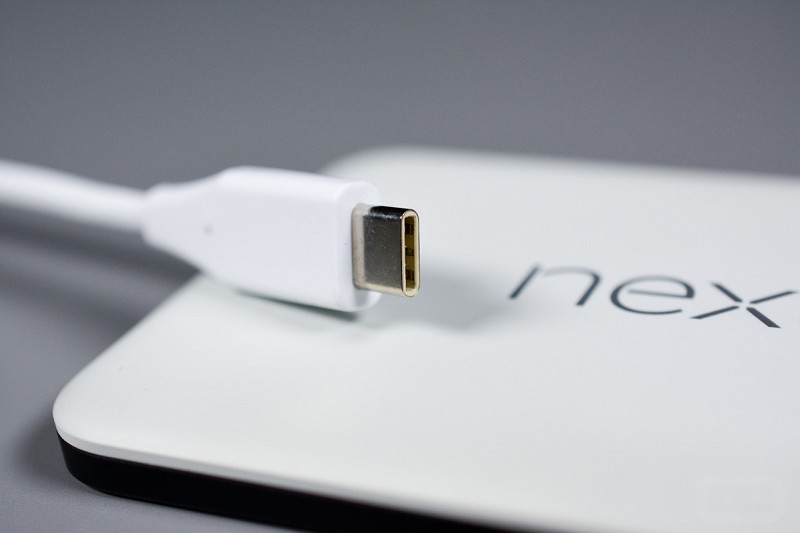 USB Type-C連接頭，介面尺寸為8.4 mm x 2.6 mm，僅比一般手機的micro-USB略大。