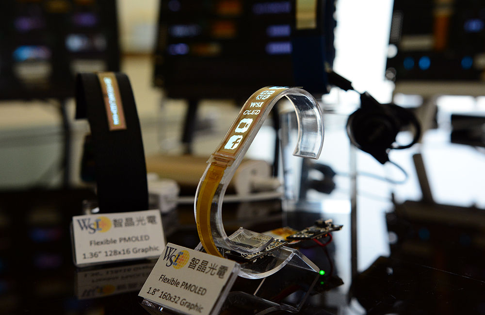 The flexible PMOLED display panels are ultra-thin, it does not occupy the circuit space of wearable products, and more space can be set aside to be used for batteries or other components.