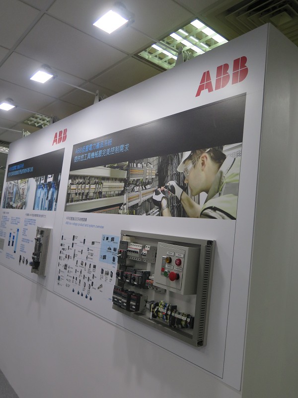 ABB展出了一系列工具機專用的控制盤解決方案，包括接觸器、電驛等設備。(攝影／王明德)