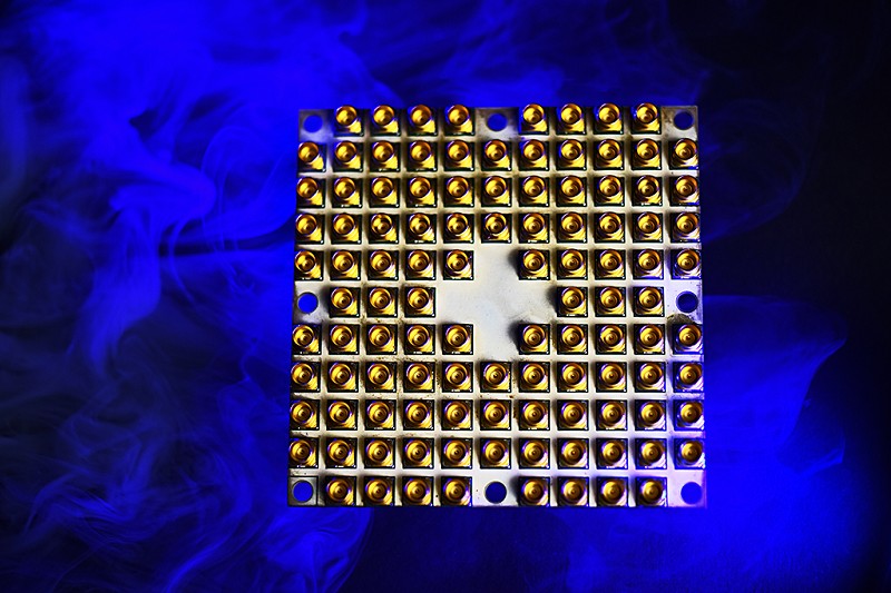 今年的CES展上，英特爾發表了49超導體量子位元（qubit）的測試晶片。（source:英特爾）