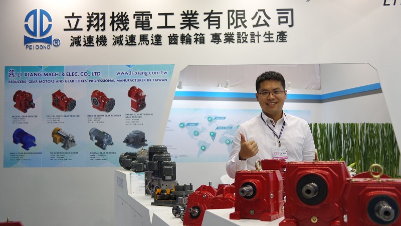 劉景華介紹，展覽中推出的歐規齒輪傳動減速機具有R、K、F、S四種系列。（攝影／王景新）