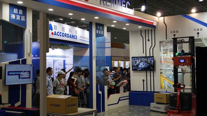 廣運機械直接把無人工廠搬來展場。（攝影／王景新）