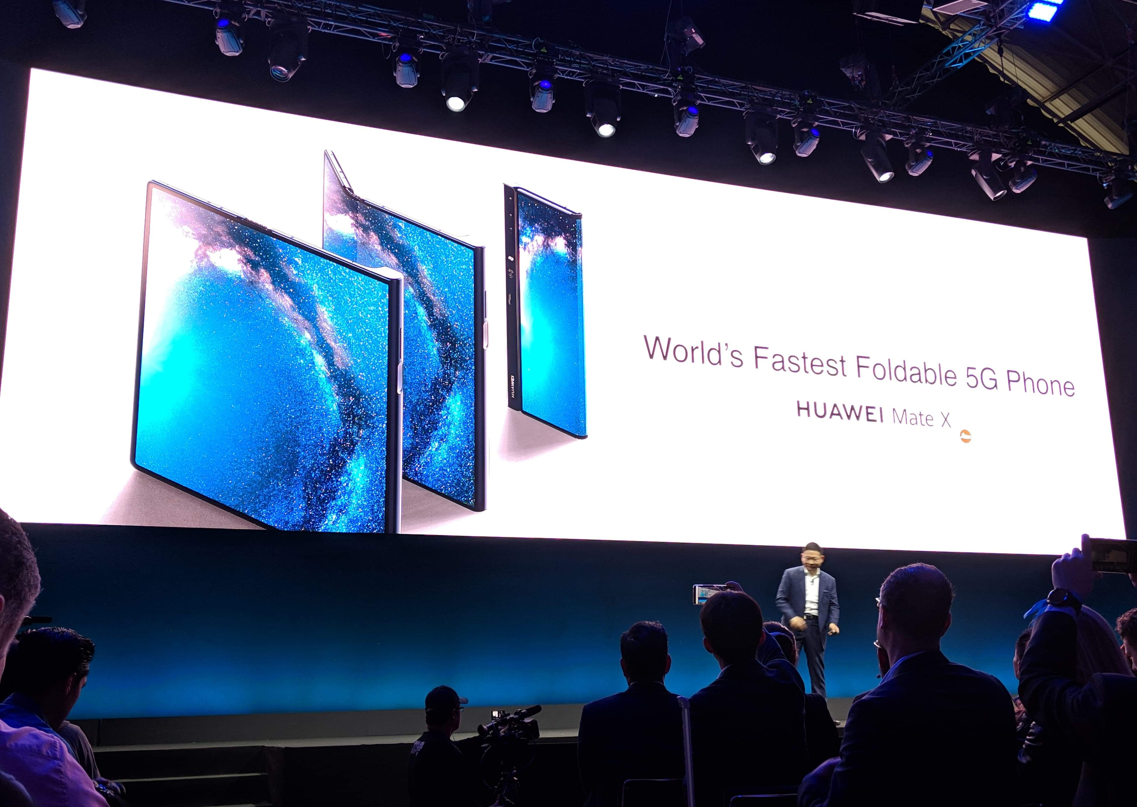 華為在MWC 2019發表了全球第一支可摺疊螢幕的5G手機。