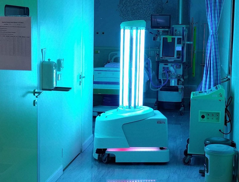搭載深紫外光（UVC）設備的消毒機器人，來為高汙染風險的區域進行消毒。（source：IEEE Specturm）