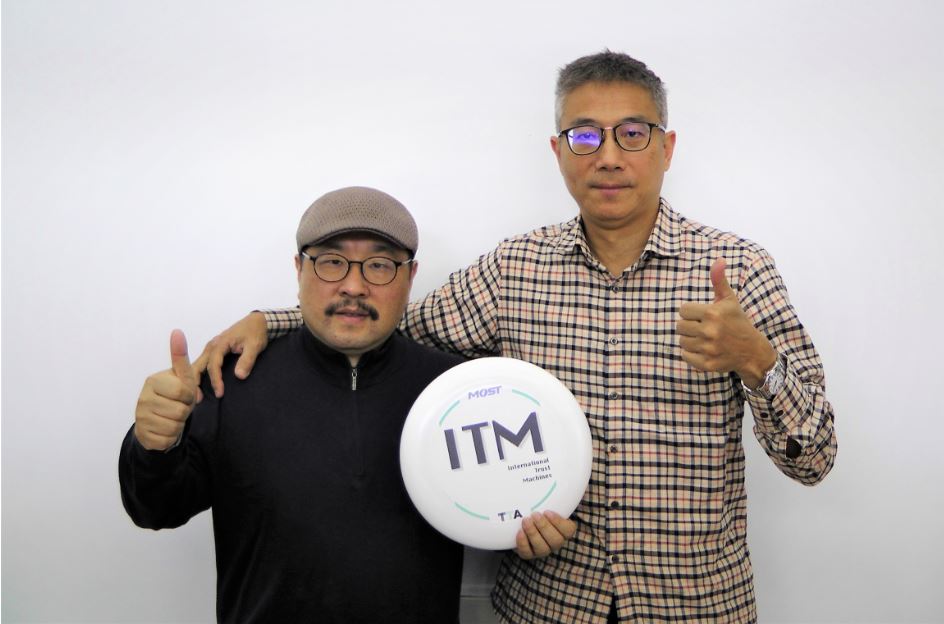 國際信任機器執行長陳洲任（左）與首席科學家黃冠寰（右）彼此是高中同學，各自累積了區塊鏈與密碼學的產學經驗與專業技術，共同鎖定物聯網市場攜手創業，以解決目前越來越嚴峻的資安痛點。（攝影／黃慧心）