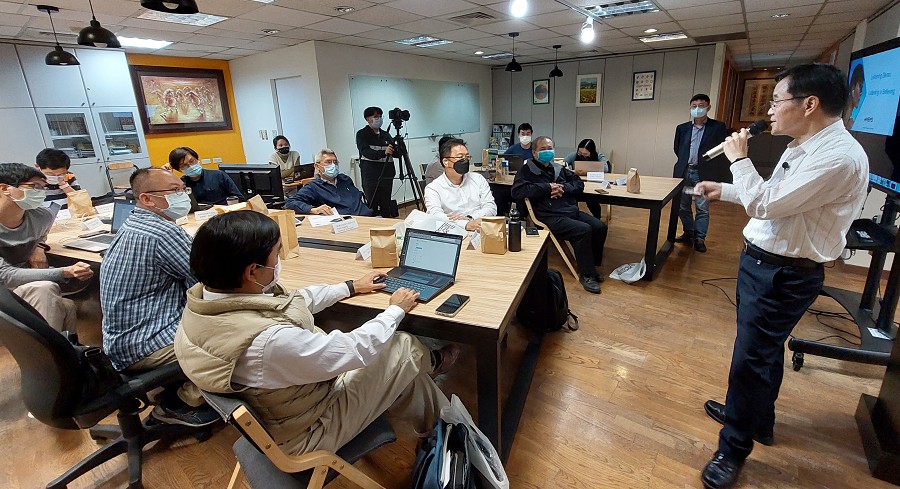 xMEMS亞太區總經理陳憲正解說MEMS揚聲器的製程原理與應用，現場吸引滿座的產業人士親赴交流。