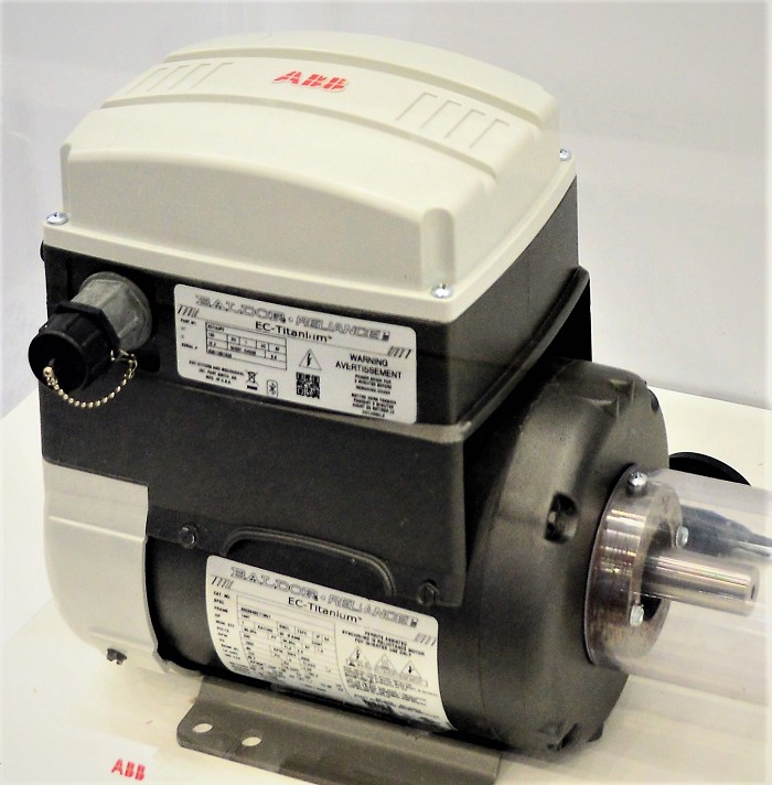 ABB也在今年展示旗下IE5等級同步磁阻馬達（SynRM）與整合式高效率馬達（EC Titanium），並提供一體式解決方案，減少約40%能耗。（攝影：陳念舜）