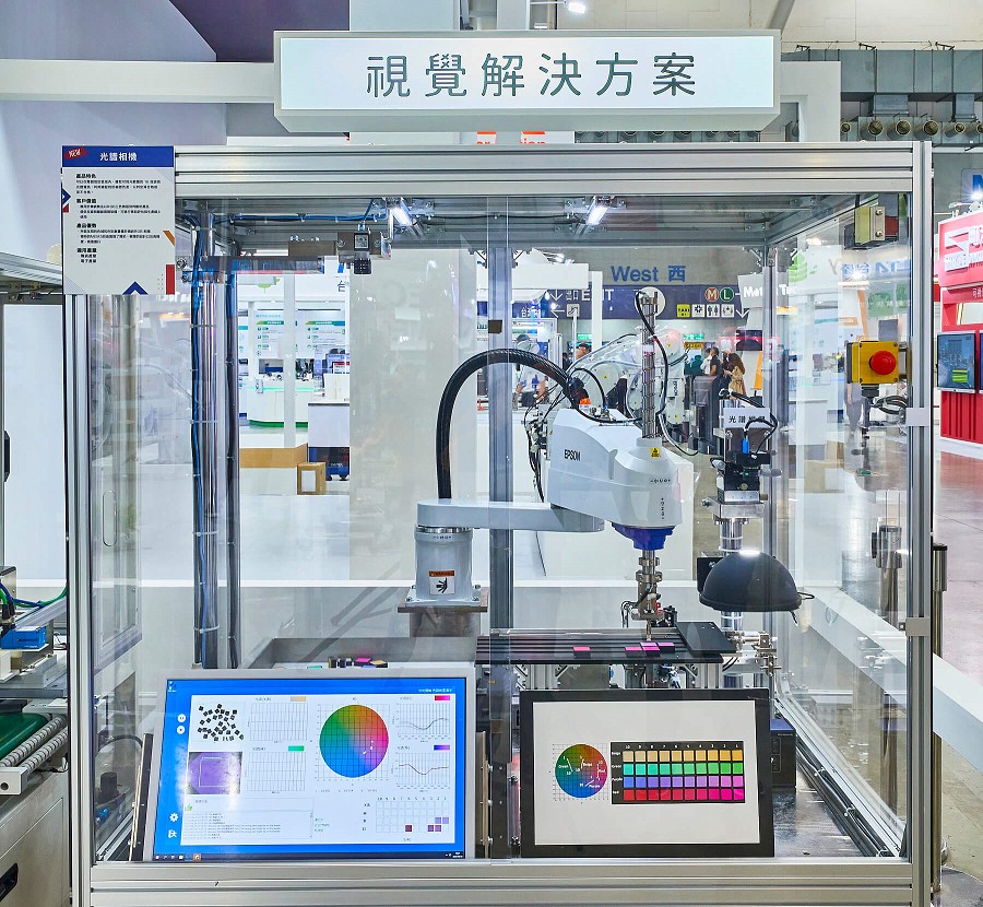 Epson推出的光譜相機新品SV-700S，將機械手臂與光譜視覺系統整合，令手臂可透過色階辨識演算助產線提高產能。（source：Epson）