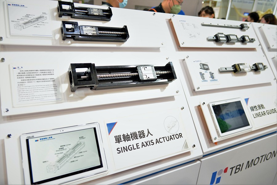 全球傳動推出的單軸機器人等模組化產品，則採用一體化設計，同時具備線軌與螺桿的優點，且減少待料時間，就能讓設備快速出貨、生產，省去現場調校程序，進而減少製程碳足跡。（攝影：陳念舜）