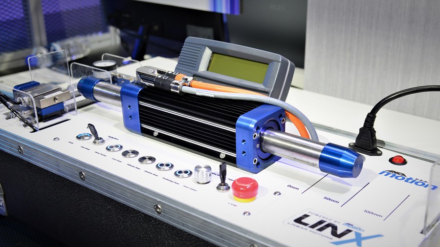 安科自動化LINX M系列線性馬達，採取內建編碼器定位，不必仰賴外部感測器蒐集訊號回饋，能直接套用於各種不同線性移動的自動化場域。（攝影：陳念舜）