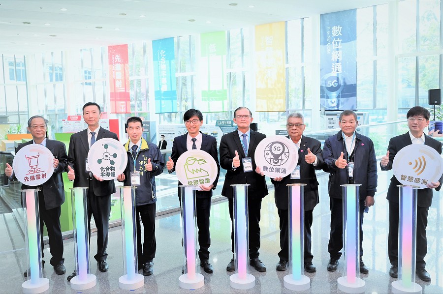 面對2050年淨零排碳趨勢，經濟部也適於工研院南分院展示邁向低碳轉型的5大產業技術領域。圖左起依序為工研院南分院執行長曹芳海、台灣創浦總經理鄭勇志、台南市政府副秘書長邱忠川、經濟部技術處長邱求慧、工研院協理胡竹生、機械公會理事長魏燦文、台勵福董事長林溪文、工研院感測系統中心執行長朱俊勳。（攝影：陳念舜）