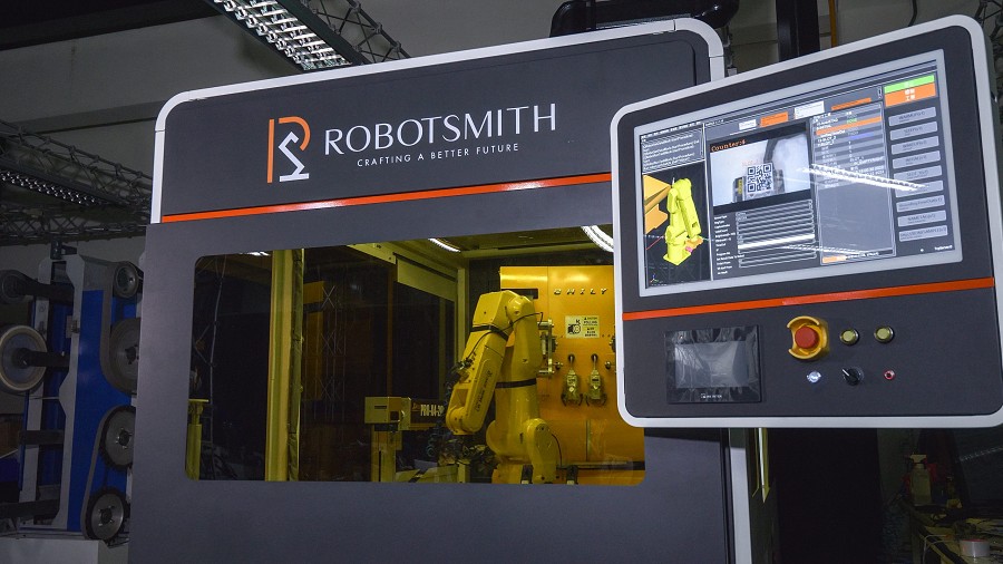 工研院近年來也開發出專用於機器人研磨拋光的系統整合品牌RoboSmith，包含「EzSim機器人數位模擬軟體」等3款加值智慧軟體，可讓工業機器人學習到老師傅的研拋精髓，轉變成為機器數位職人。（source：ITRI）