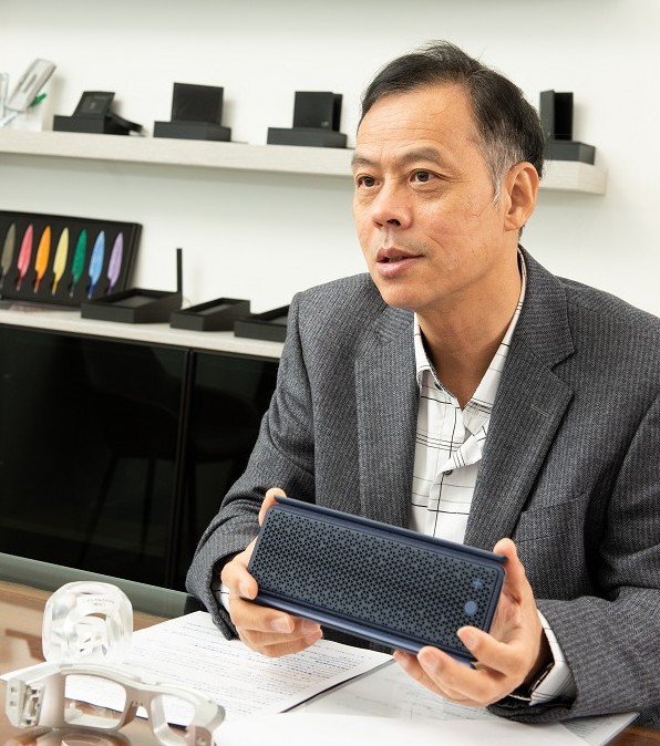 映象公司董事長鄭金卑指出，唯有持續發展多樣化製作方法，並利用小批量生產模式，才會產生最吸引人且獨特的外觀和機構功能；同時提升量產可行性，縮短產品上市時間。