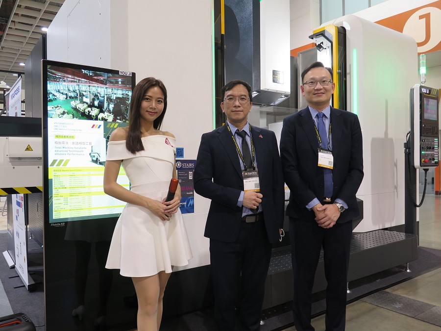 油機工業展示獲得2023年台灣精品獎的立式車削中心機。（攝影：王岫晨）