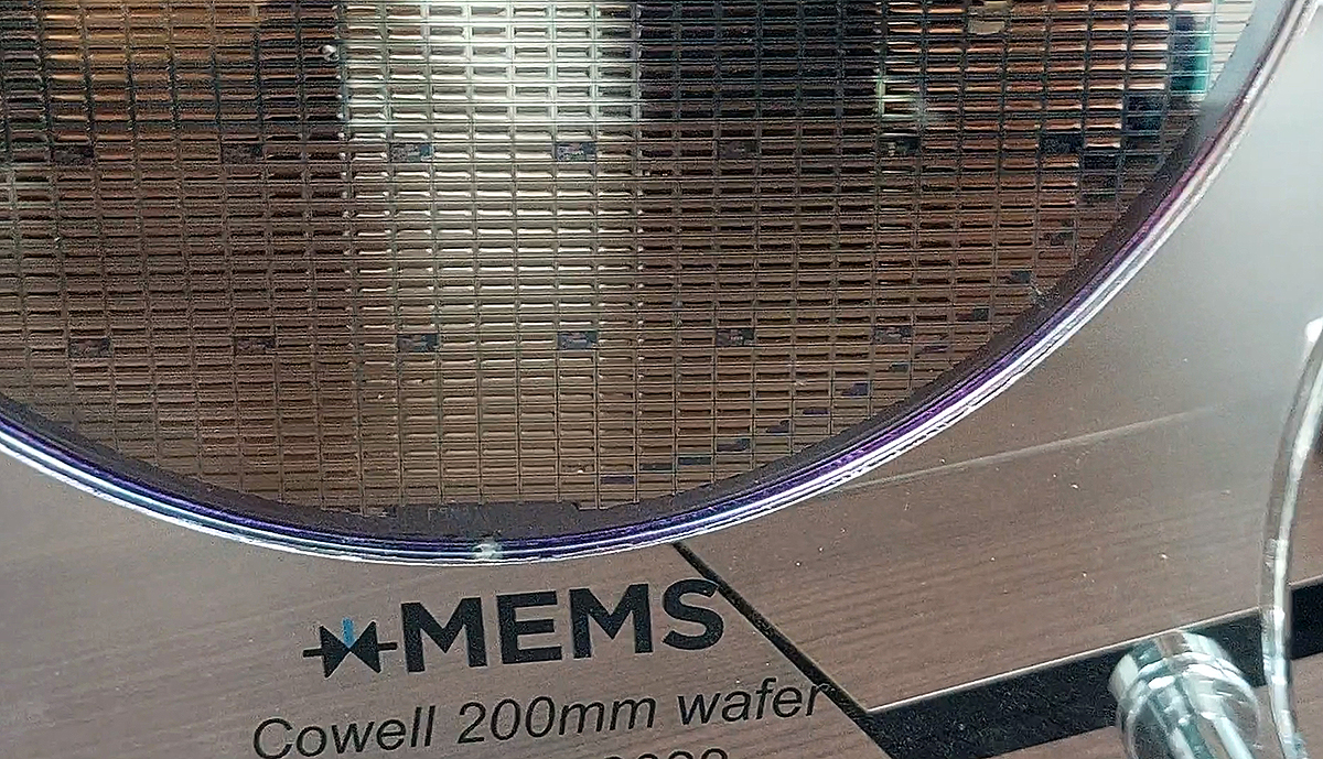 台積電為xMEMS的MEMS揚聲器代工。圖為其8吋製程晶圓。（拍攝／籃貫銘）