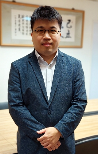 中山大學光電工程學系洪勇智教授，長期投入矽光子技術的研究，並與台積電共同進行多項的產學研究。