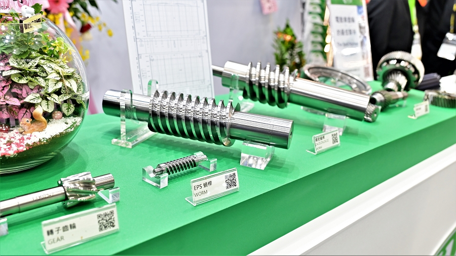 由於電動車皆使用齒輪箱來增加扭矩，所以具備磨削靜音齒輪的蝸桿砂輪磨齒機，就成為電動車齒輪製造商所需設備。（攝影：陳念舜）