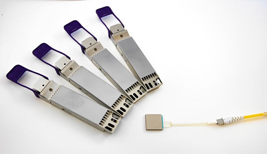 4x OSFP800 vs. Cisco 3.2T CPO模組（體積減少100倍以上）。（source：Cisco）