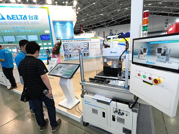 台達以最新開發的「數位雙生及智能機台建置整合」概念，展出虛擬機台開發平台DIATwin及虛實整合設備平台RTM/iRTM。（攝影：陳念舜）