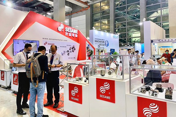 為了有效解決來自各地客戶與不同產業的特殊需求，世協電機在今年展示將其行星式減速機新品，以及導入智慧自動化及嚴苛環境的代表性應用範例。（攝影：陳念舜）
