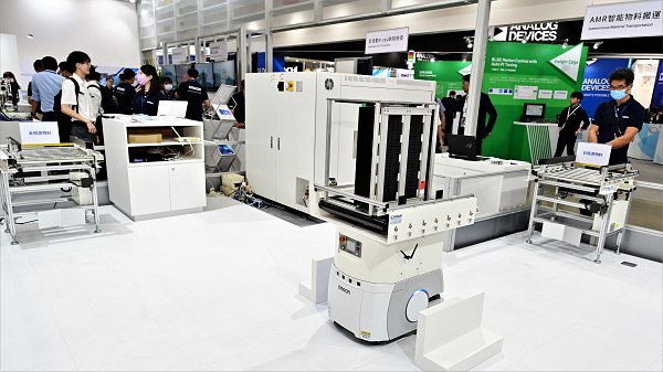 歐姆龍公司展出支持智慧製造的i-Automotion解決方案，以引領永續未來的智慧製造革新。（攝影：陳念舜）