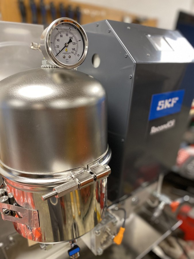 SKF提出開創性的RecondOil雙分離（DST）專利工業油過濾、再生流程技術，將工業油從一種昂貴的消耗品轉變為一種完全可循環的資產。（source：diagnostikastroju.cz）