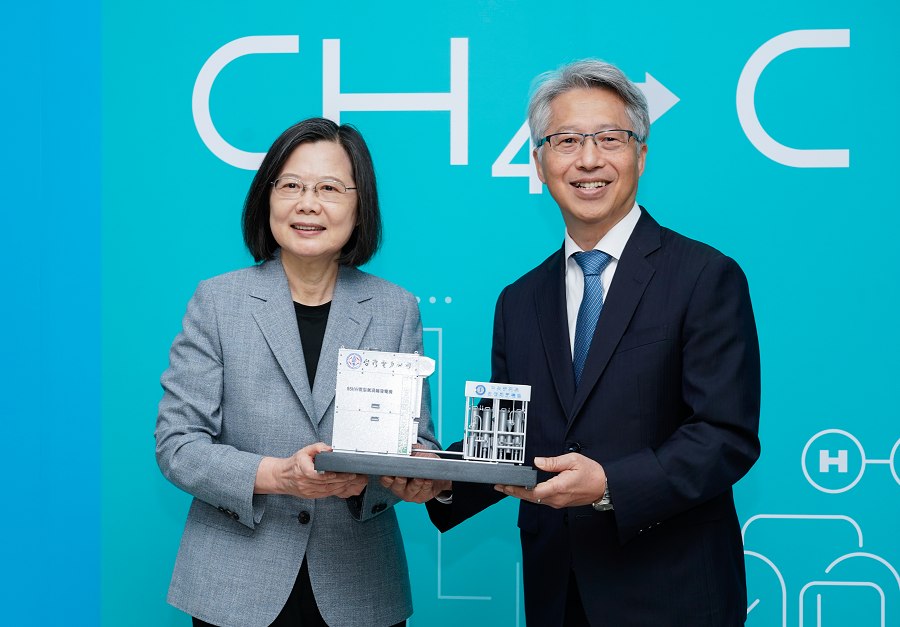 台電今年還與中研院共同發布「去碳燃氫」技術，將天然氣高溫裂解成為氫氣和固態碳黑技術跨出實驗室，投入發電及工業使用，被稱為「藍綠氫」。（source：中研院）