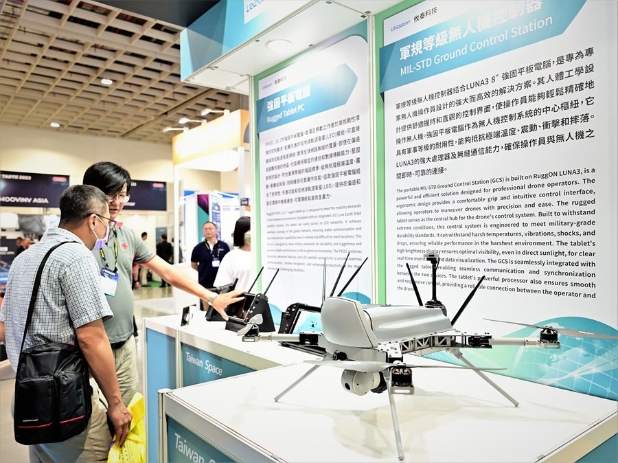 無人機系統的關鍵技術涵蓋硬體載具設計、飛控系統、操作軟體、操作應用服務等領域，同時需要具有跨領域技術整合能力的專業人才。（攝影：陳念舜）