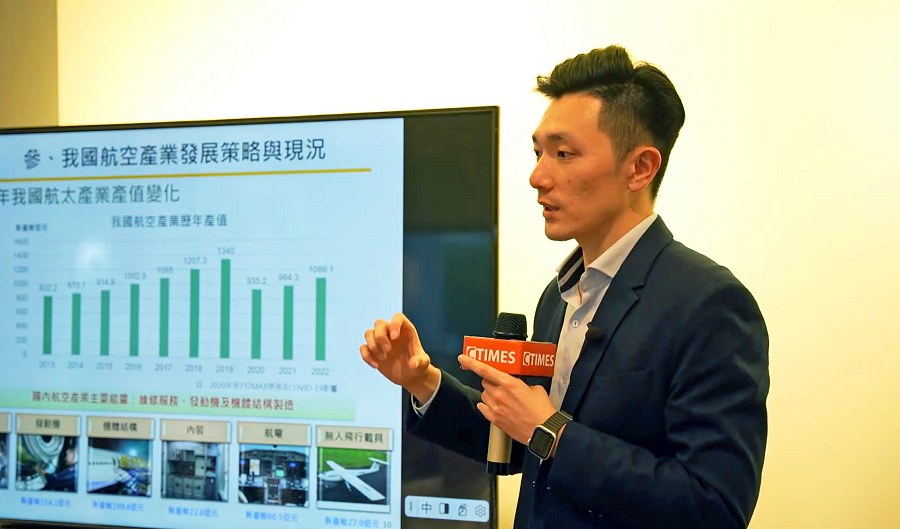 本次【東西講座】邀請金屬中心航太科技產業推動組」副組長陳憲儀剖析台灣金屬加工業者該如何進軍航太市場。（攝影：陳宇宸）