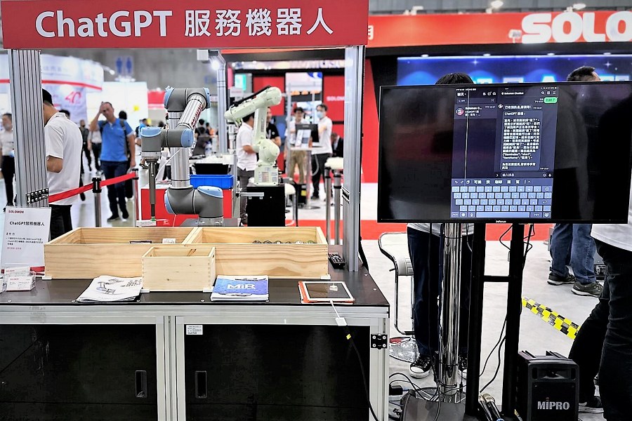 所羅門在2023年推出「ChatGPT服務機器人」，不僅讓學習變得更直觀，更能迅速回應並解決操作中的各種問題，實現深度人機協作效益。（source：Solomon）