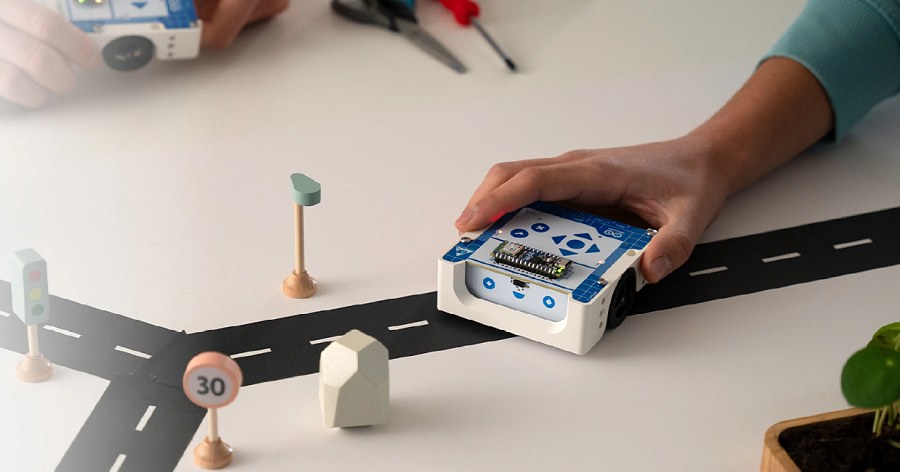 學童手持Arduino Alvik（圖片來源：Arduino官網）
