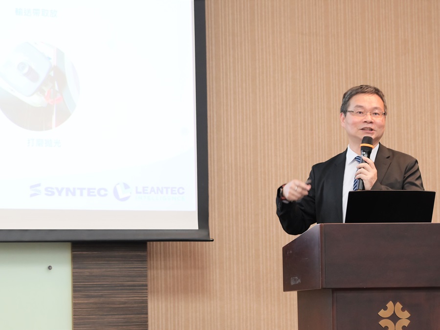 新代科技處長陳飛旭指出，新代推出生產智慧雲方案，迎合現今單機→自動化→雲端應用趨勢，並透過聯達雲端智慧服務，專為金屬加工業打造模組化解決方案。（攝影：陳念舜）