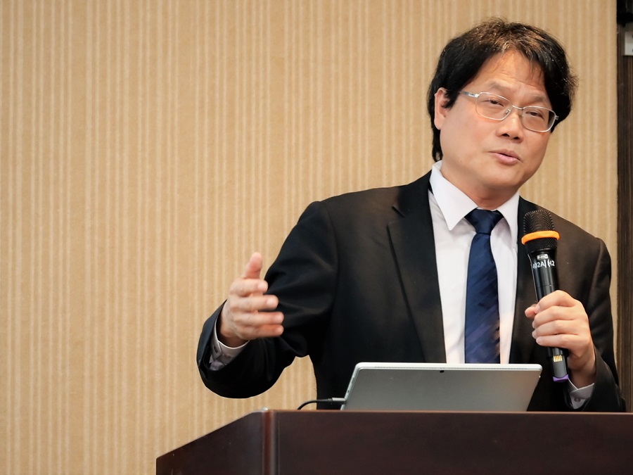 台灣大學教授蔡孟勳建議業者開發次世代CNC控制器的願景，應能實現高速、高精、高品質、高能源效率，以及低加工成本等目標。（攝影：陳念舜）