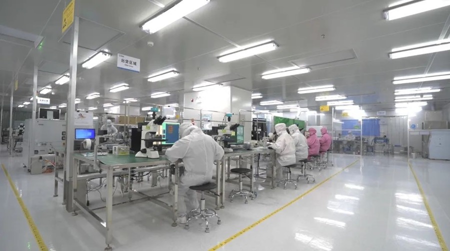 檢測人員正在做晶粒外觀檢測