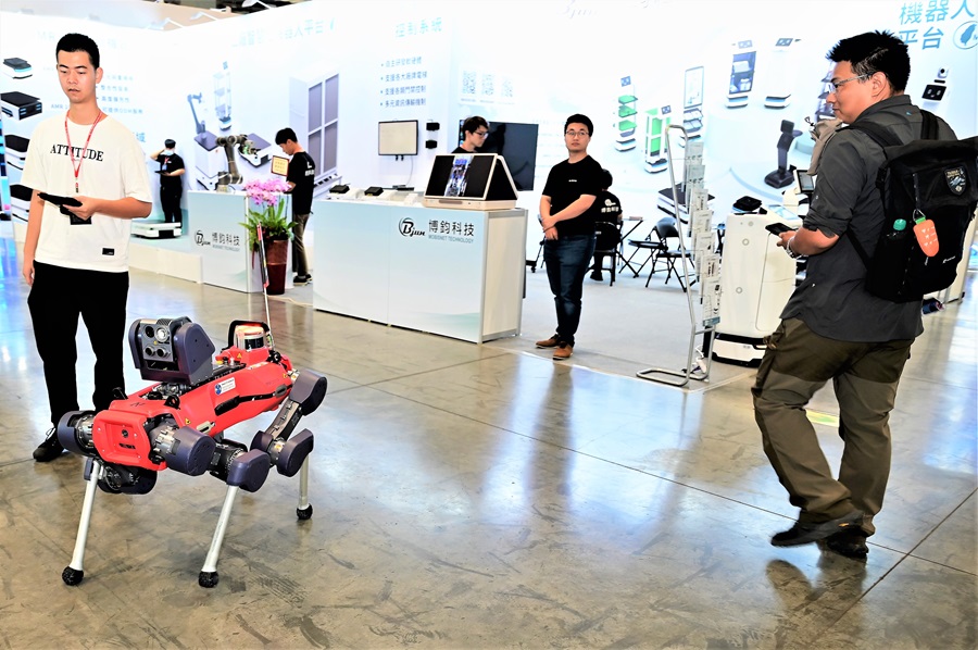 俗稱「機械狗」的四足機器人，則具備高度自主性和機動性，可在複雜地形中運行能力，甚至可執行居家陪伴、巡邏偵測、搜救、運送等多重工作。（攝影：陳念舜）