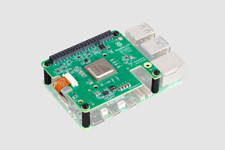 Raspberry Pi 5單板電腦（下部淡色）與Raspberry Pi AI HAT+（上部清晰）（圖片來源：樹莓派官網）