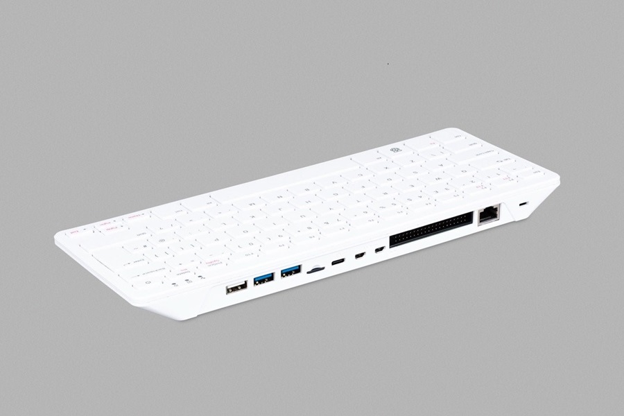 樹莓派500型I/O介面，由左而右分別是USB 2.0 Type-A、兩組USB 3.2 Gen1 Type-A、microSD記憶卡卡槽、USB Type-C電源接孔、兩組Micro HDMI接孔、40-pin GPIO接孔、RJ-45網路埠、Kensington防盜鎖孔（圖片來源：樹莓派官網）